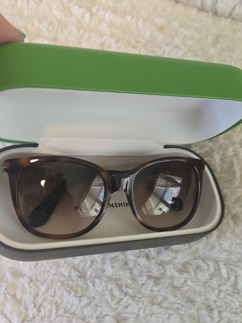 Kate Spade Tortoiseshell Cat-Eye Sunglasses with Green Hard Case - Picture 4 of 4